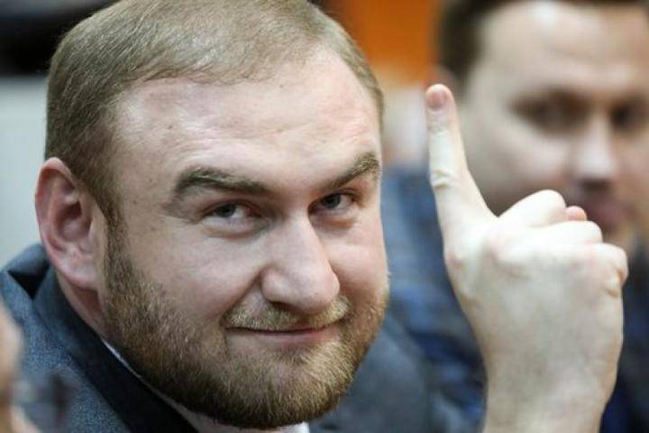 Мосгорсуд признал законным арест двух тысяч рублей на счетах Рауфа Арашукова