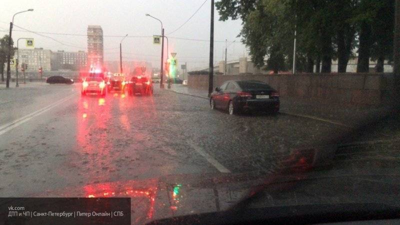 Ливень стал причиной огромной пробки под Володарским мостом в Петербурге