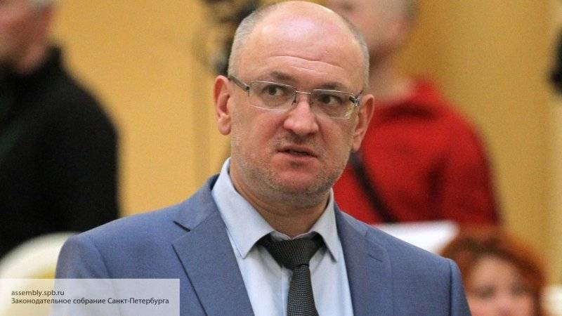 Пикетчик потребовал лишить мандата петербургского депутата Резника