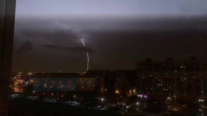 Очевидцы сняли на видео вспышки молний в Кировском районе
