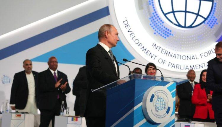 Путин: Даже в цифровую эпоху в центре внимания остается человек