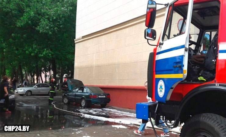 Спасатели оперативно потушили загоревшийся в центре Гомеля автомобиль
