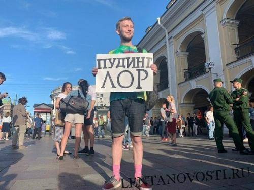 Петербургского художника судят за плакат про мучное блюдо и медицинскую профессию