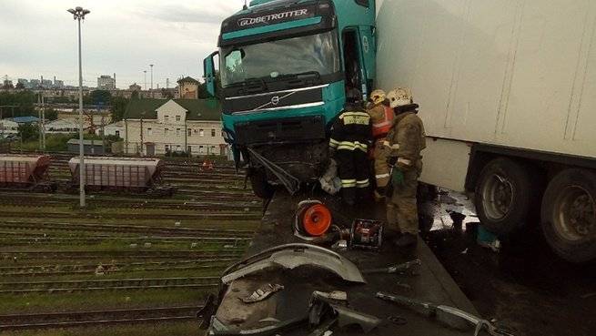 В Петербурге фура в результате ДТП повисла над железной дорогой - есть погибшие