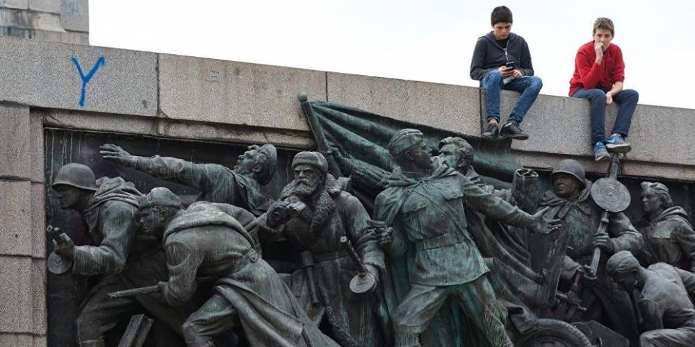 В Болгарии предложили закрыть саркофагом памятник советским освободителям