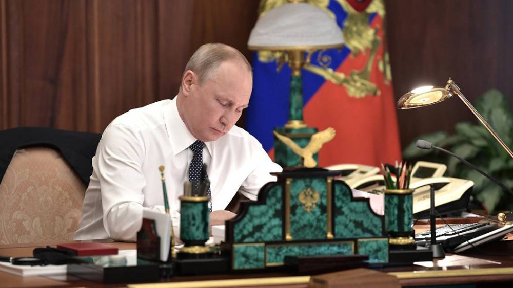 "Крайний срок - до 1 октября 2019": Путин приказал увеличить выплаты по уходу за детьми