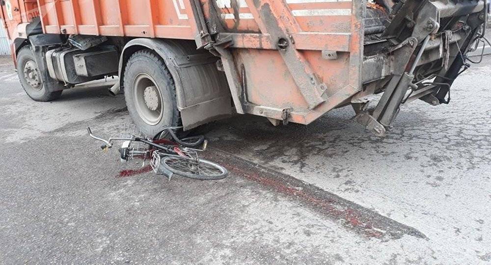 В Рославле мусоровоз отправил велосипедистку на больничную койку