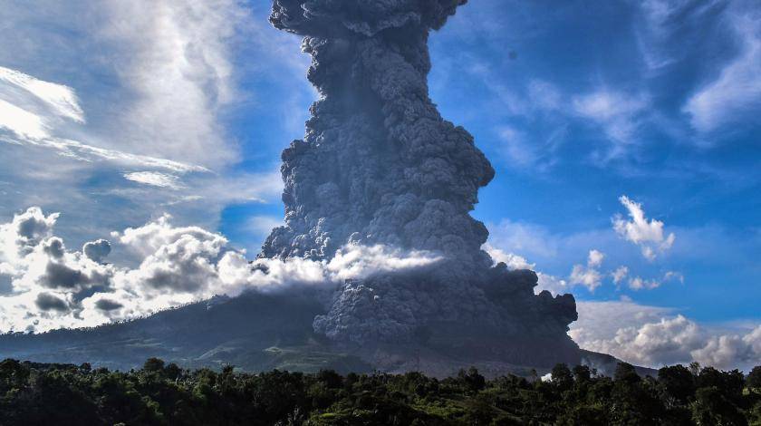 Мощный взрыв и паника: на популярном курорте началось извержение вулкана