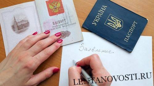 Путин поручил МВД внести предложения по упрощенной выдаче гражданства РФ украинцам.