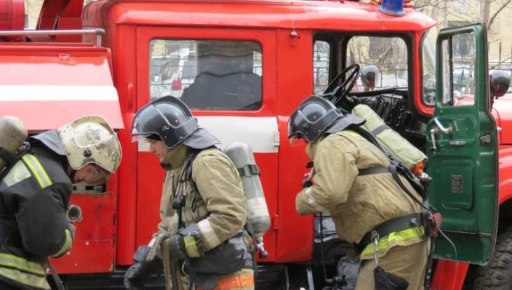 В Советском районе Брянска потушили пожар из-за горевших опилок