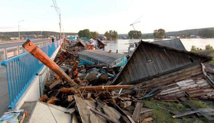 Проститься с тем, что унесла стихия: в Иркутской области устраняют последствия наводнения