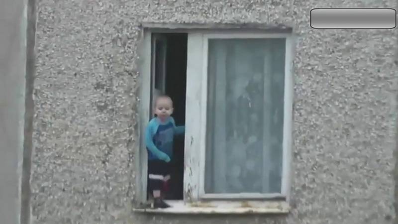 В Уфе малыш чуть не упал из окна, пока звал маму