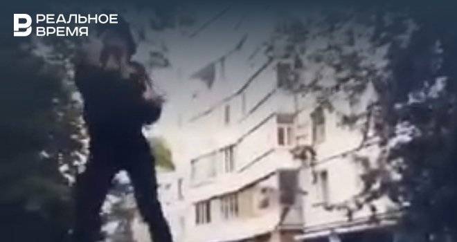 Станцевавшая на крышах автомобилей в Казани девушка явилась в полицию