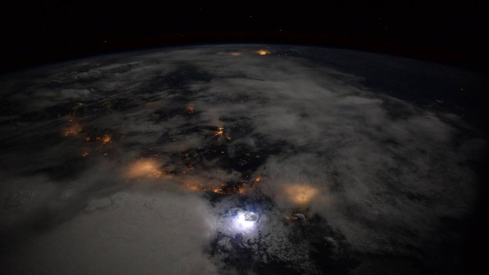 "Прогресс" развалился на пульсирующий фейерверк: Американский астронавт поделился уникальным снимком с борта МКС