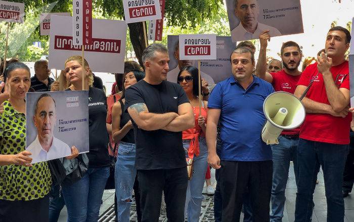 "Приватизированное правосудие": сторонники Кочаряна провели акцию протеста у правительства