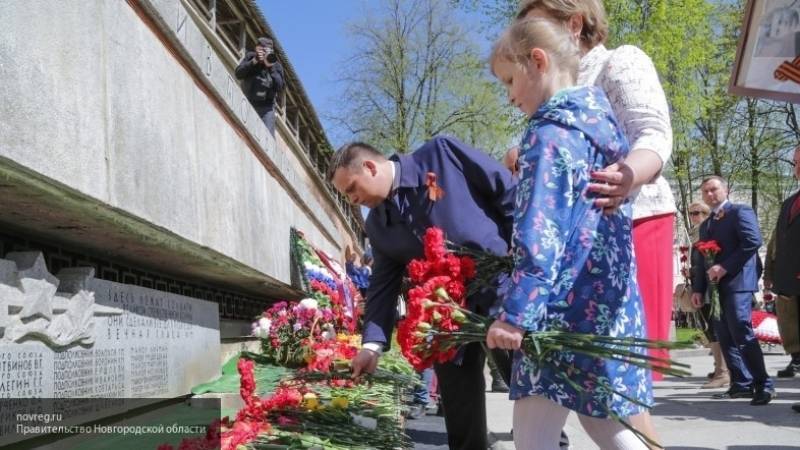 Однопартиец Зеленского назвал "дебилами" тех, кто хочет отменить День Победы