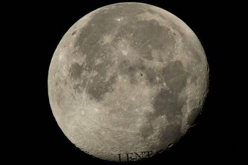 Мужчина показал, как бы выглядела Луна, будь она ближе в 1000 раз