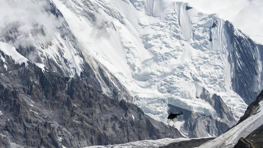 Шесть спасателей найти не смогли: В горах Киргизии пропал альпинист из России