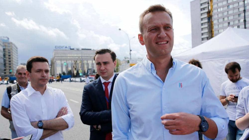 Навального выписали из больницы. Его отправили в спецприемник под конвоем
