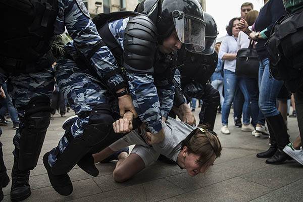 Число задержанных на акции в Москве превысило тысячу человек