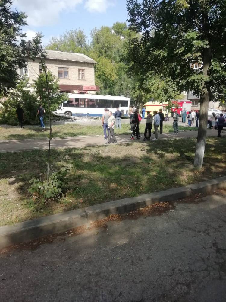 В Уфе автобус въехал в магазин, есть пострадавшие // ПРОИСШЕСТВИЯ | новости башинформ.рф