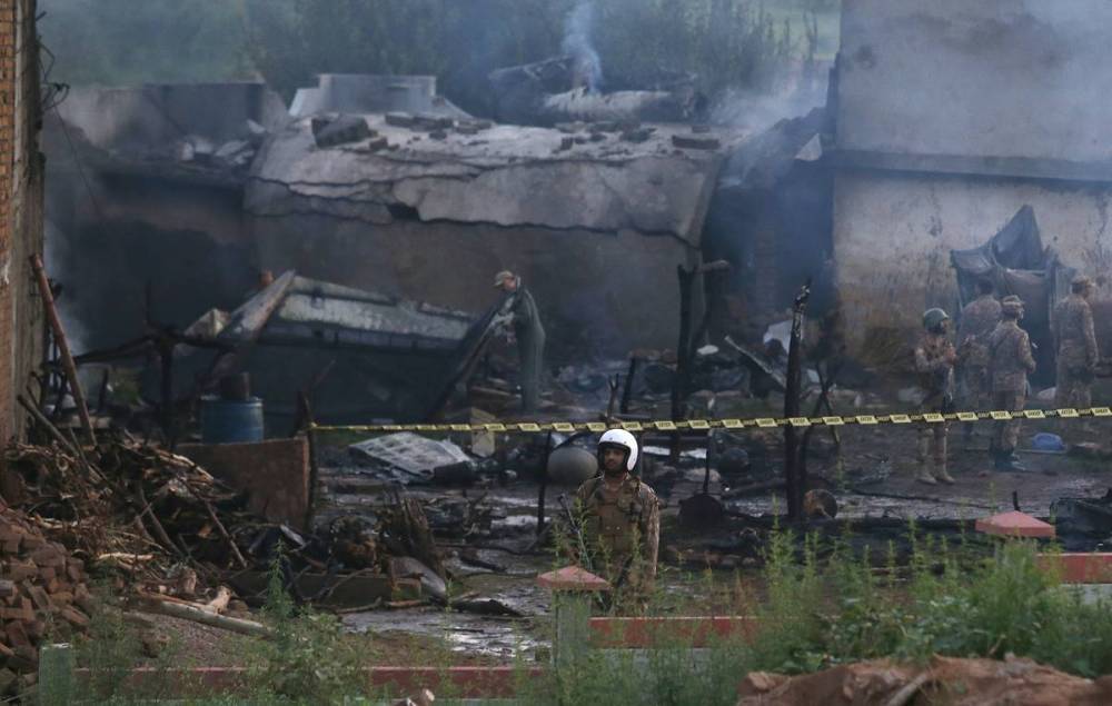 Reuters: при падении военного самолета в Пакистане погибли 17 человек
