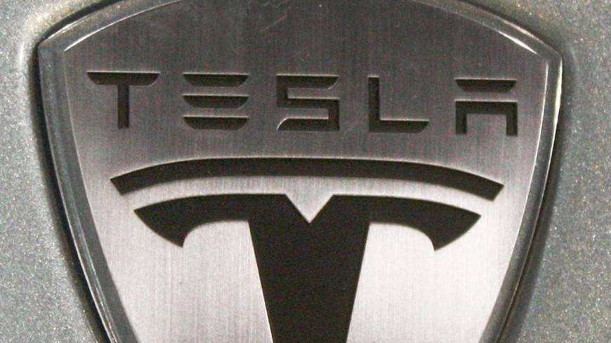Владелец Tesla бесплатно зарядил машину у спящего соседа