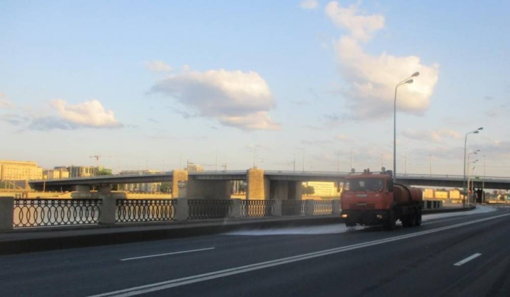 За неделю с улиц Петербурга вывезли 2,5 тысячи тонн загрязнений