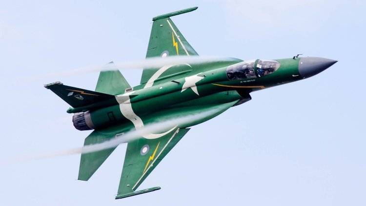 В Пакистане при крушении военного самолета погибли больше десятка человек