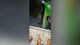 Как минимум два человека погибли при падении автобуса с моста в реку — видео.