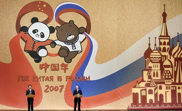 The Economist: Запад не должен задабривать Россию, лучше пугать ее Китаем