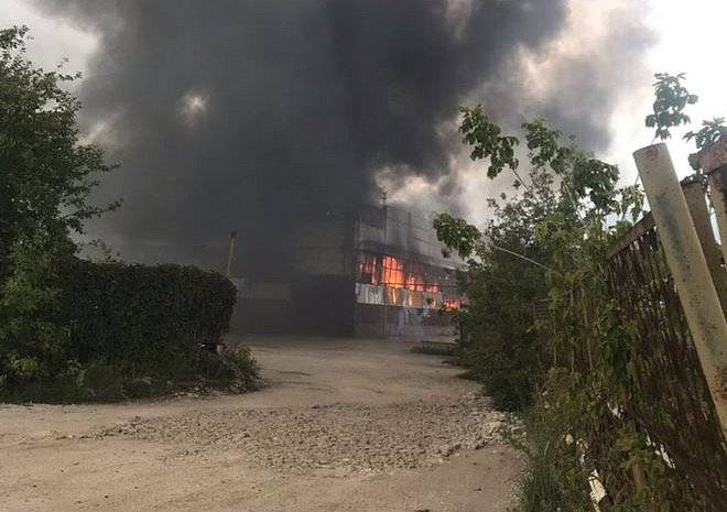 На территории Комбайнового завода произошел пожар
