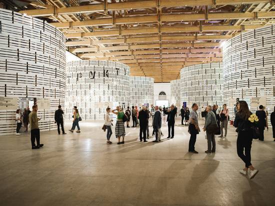 В Манеже открылась масштабная выставка современного искусства «Здесь и сейчас»