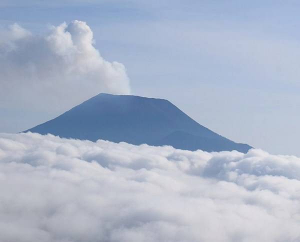 Українські льотчики в Конго здійснили посадку на кратер найактивнішого вулкану Африки