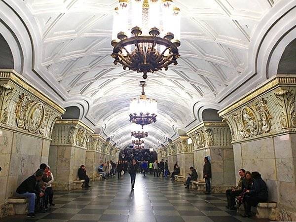 Два человека выжили после падения на рельсы в метро Москвы
