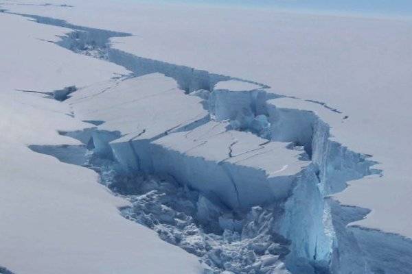 Ледяной шельф Антарктики стремительно разрушается