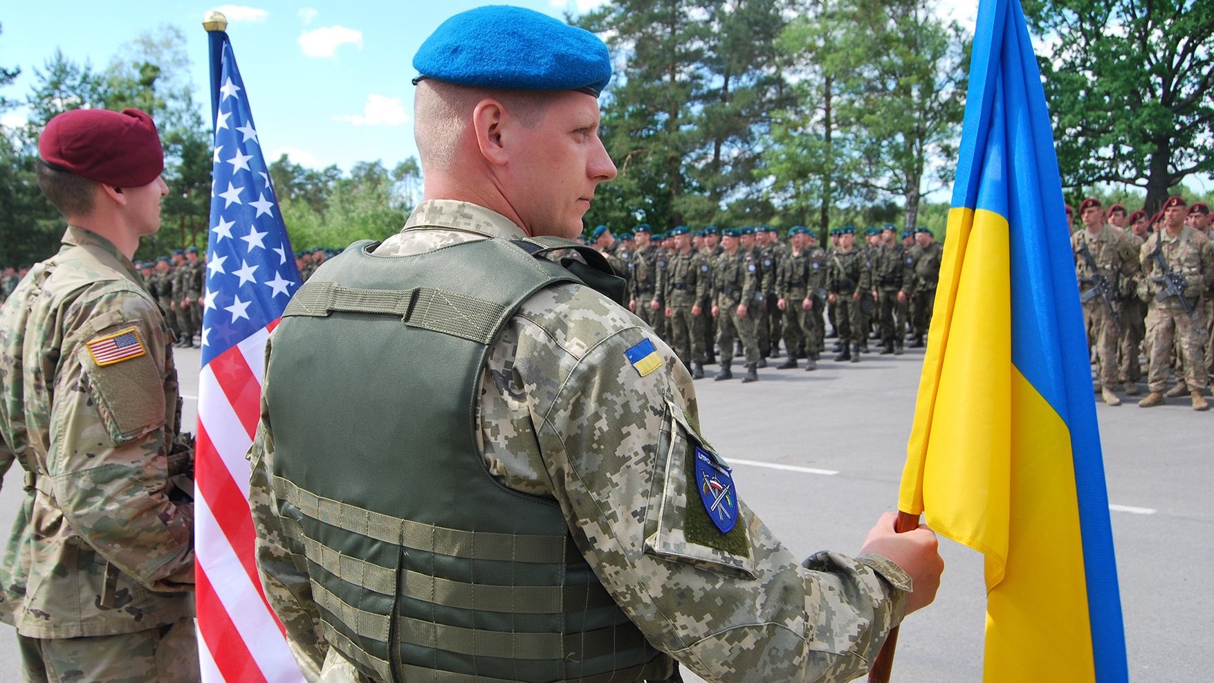 Экс-посол назвал размер военной помощи Украине от США