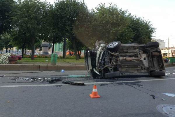 Один человек пострадал в ДТП с машиной каршеринга в Санкт-Петербурге