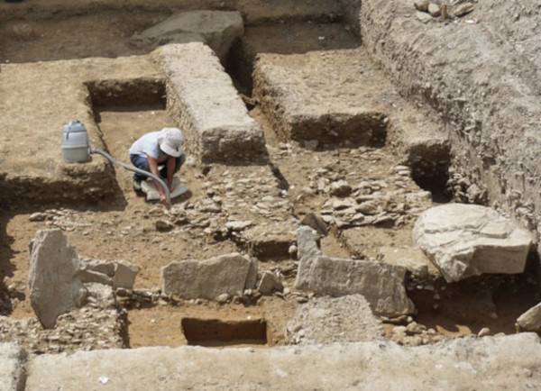 Археологи обнаружили в Швейцарии шесть каменных стел эпохи неолита