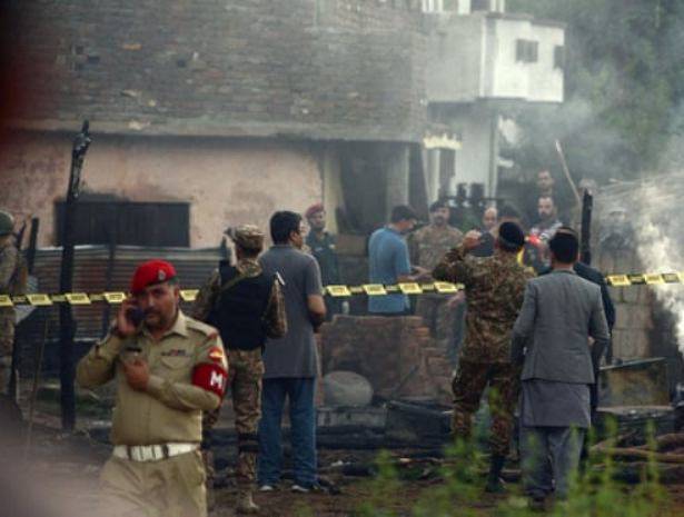 При аварии военного самолета в Пакистане погибли 17 человек