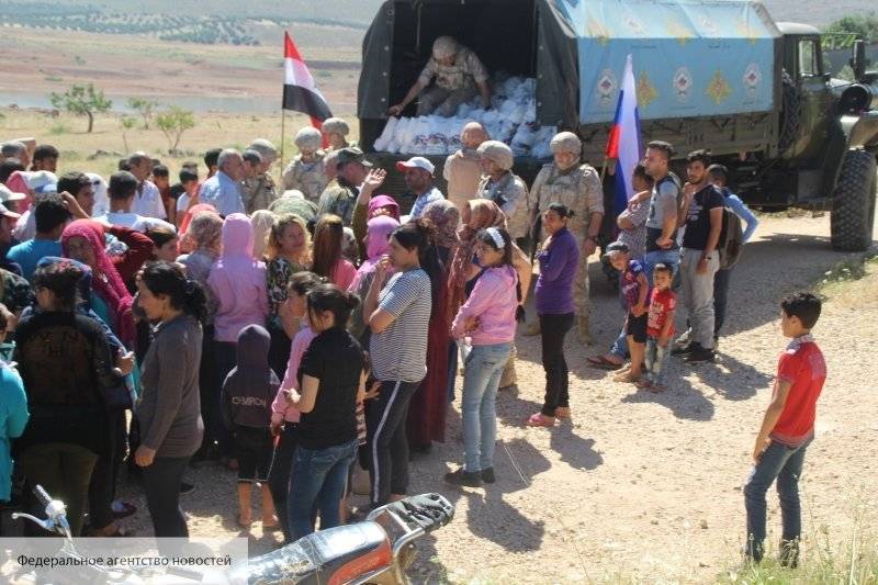 Жители Бейт-Сава в провинции Дамаска получили гумпомощь, доставленную военными РФ