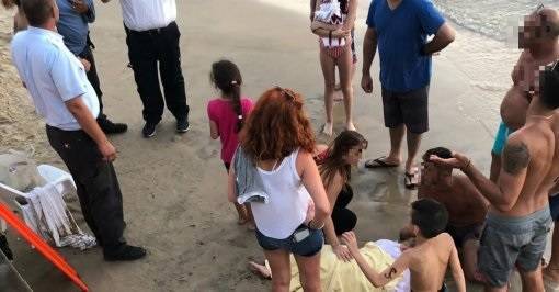 Драма в Бат-Яме: девочка упала с настила на пляже и оказалась в больнице