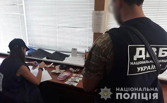 На Донбассе полицейский на блокпосте требовал взятки