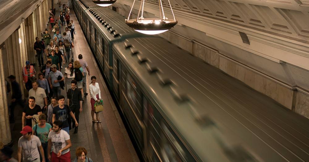 За день в московском метро упали на рельсы три человека