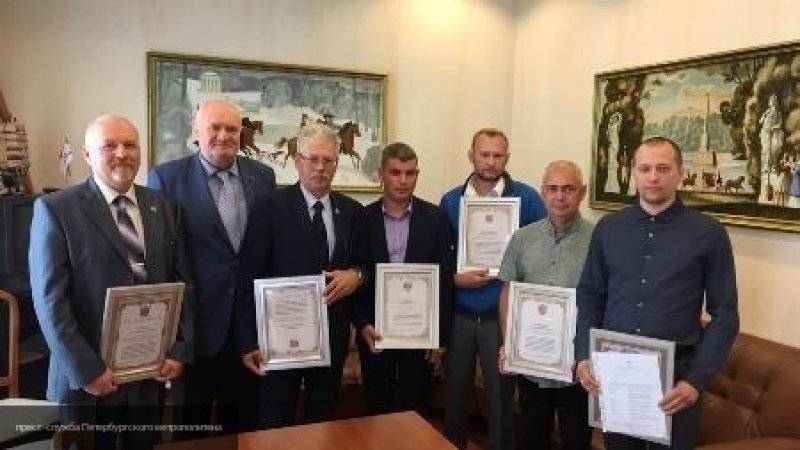 Беглов вручил награды рабочим станции "Академическая" за отлично выполненную работу