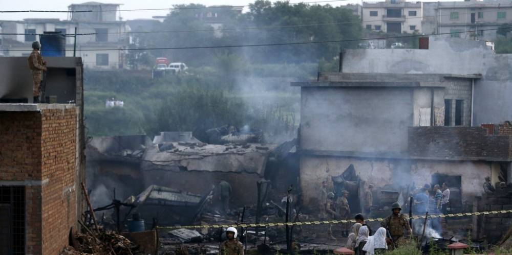 Военный самолет рухнул на жилые дома в Пакистане: погибли 19 человек