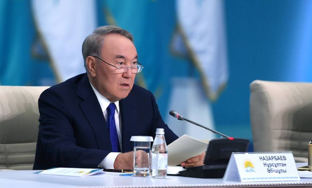Назарбаев и Жээнбеков поговорили по телефону