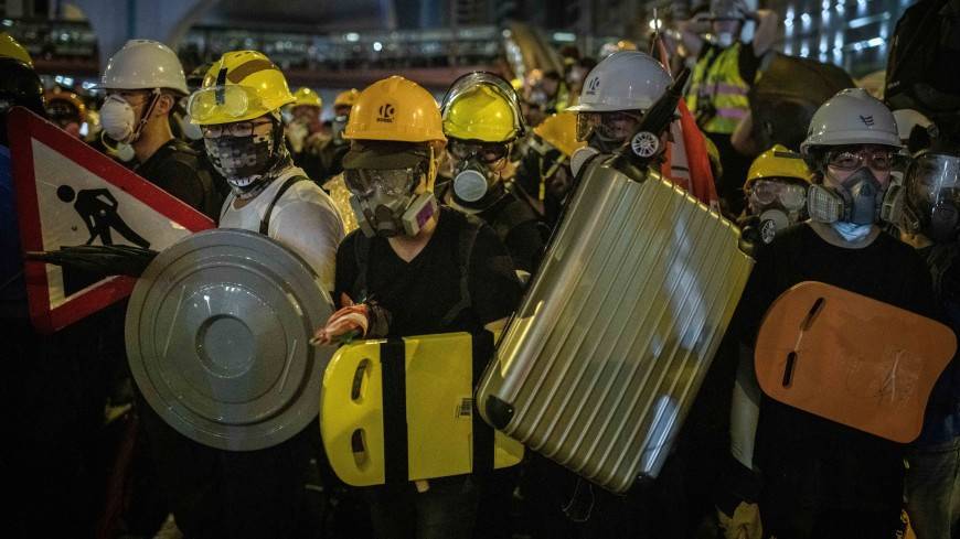 Протестующие в Гонконге помешали работе метро в час пик