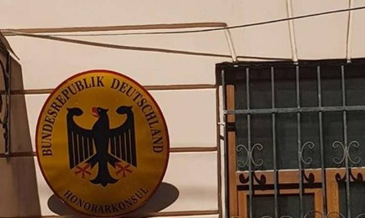 В Черновцах со здания консульства Германии украли немецкий флаг
