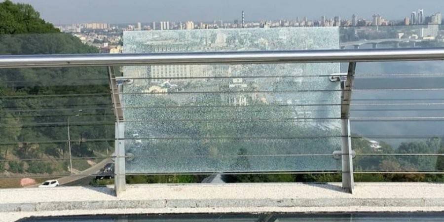На «мосту Кличко» в Киеве треснуло боковое стекло